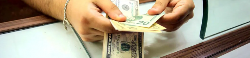 لبنان.. خبير اقتصادي يكشف لـ”أخبار الآن“ أسباب ارتفاع سعر الدولار وتدهور الليرة