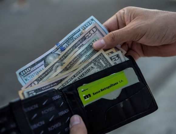 183476Image1 هل يتخلّى لبنان عن الليرة ويتبنّى الدولار الأميركي كعملة رسمية؟