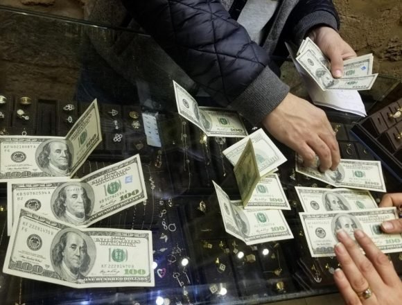 الانهيار الاقتصادي يحفز سوق سبائك الذهب في لبنان