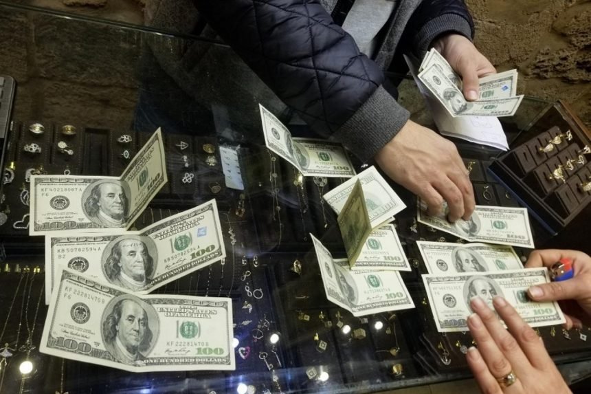 الانهيار الاقتصادي يحفز سوق سبائك الذهب في لبنان