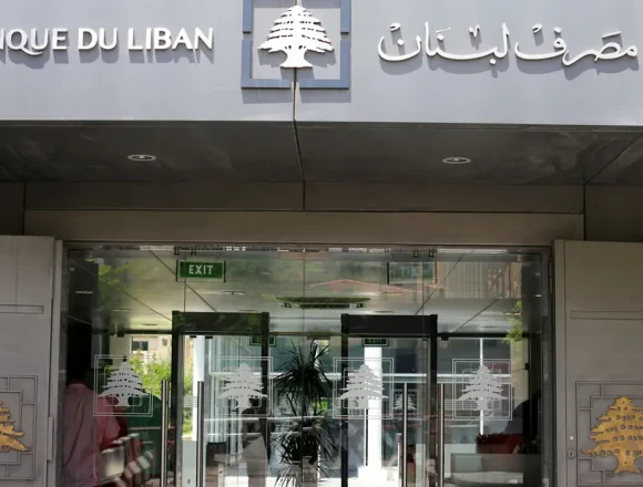 مع تقلبات العملة.. قرار لبناني للحد من تجارة الشيكات