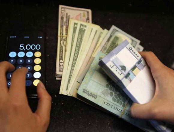 dollars-lira-liban888 الحكومة تخرق جدار الدولار.. والتحليق مستمر!