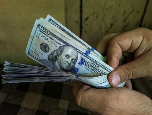 نصيحة خبير إلى اللبنانيين: فتّشوا عن مدخول بالدولار