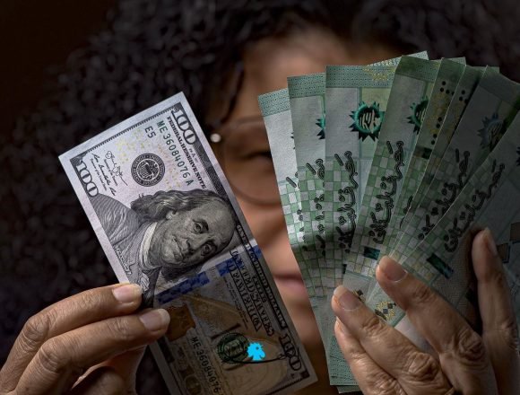 الدولرة الشاملة في ميزان الاقتصاد والقانون… حلّ للتطبيق أم انتقاص من السيادة؟