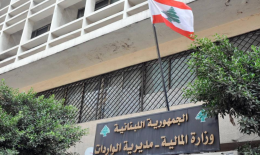 السلطة تزيد للعمال بـ”يدٍ” وتأخذ نصف راتب سنوياً باليد الأخرى