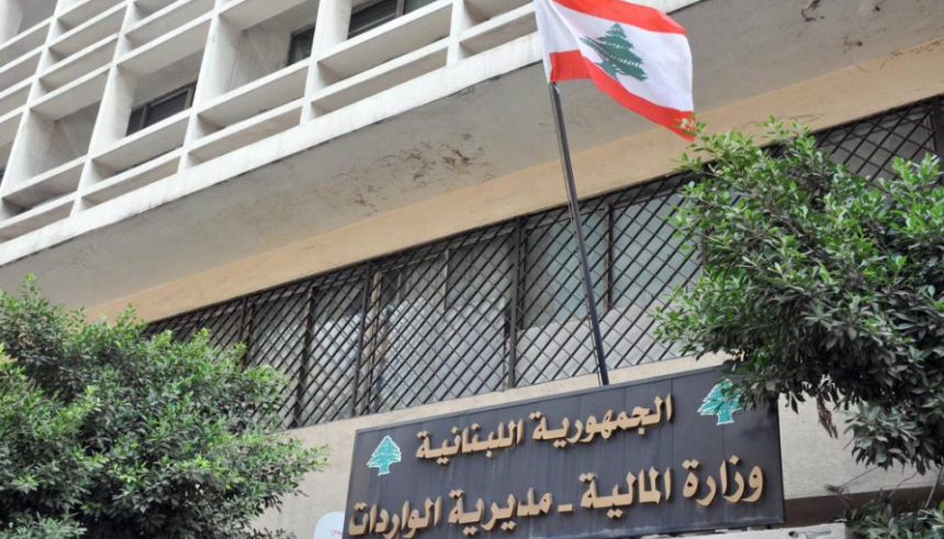 Untitled السلطة تزيد للعمال بـ”يدٍ” وتأخذ نصف راتب سنوياً باليد الأخرى