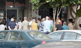 الدولار يحلّق… والطوابير “تتحلّق” حول الصرّافين