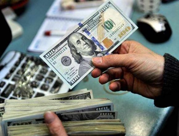 ممارسات غريبة على “المنصة” بطلب من السياسيين وتواطؤ مصرف لبنان  دولار “صيرفة” لموظفي القطاع العام من جيوب المودعين… “المركزي” يلعب ادواراً لوزارتي المالية والشؤون الإجتماعية