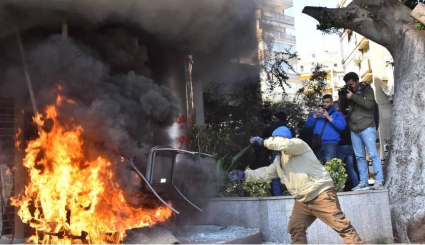 8 فقدوا الأمل بالتغيير عبر الانتفاض في الشارع لبنانيون يتأقلمون مع الفقر والبؤس… ولا يثورون