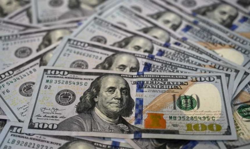 بين الدولار واليوان من سيفوز عالميا؟ خبير اقتصادي يكشف