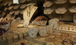 اللبنانيون يستبدلون دولاراتهم بالذهب وشحّ في “الأونصات” و”الليرات”… مليار دولار وأكثر قيمة مبيعات الذهب في 2022 والرقم مرشّح للارتفاع