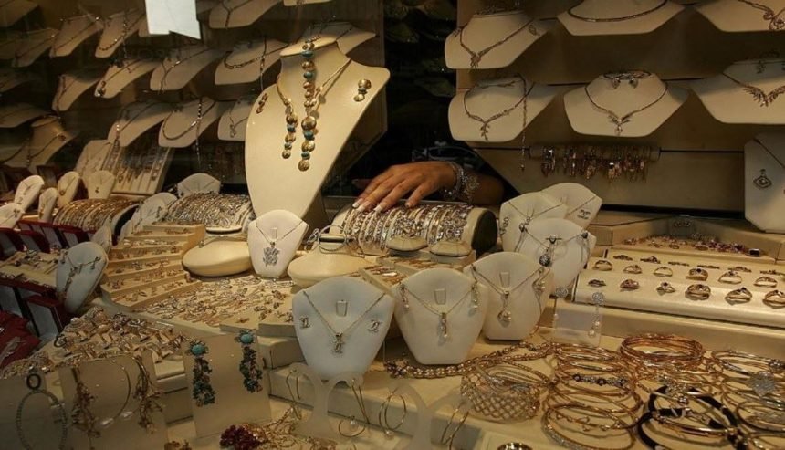 اللبنانيون يستبدلون دولاراتهم بالذهب وشحّ في “الأونصات” و”الليرات”… مليار دولار وأكثر قيمة مبيعات الذهب في 2022 والرقم مرشّح للارتفاع