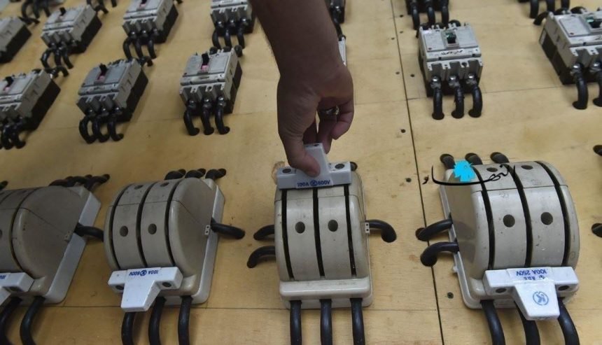 لماذا تأخّر مصرف لبنان في تحويل إيرادات الكهرباء إلى الدولار؟