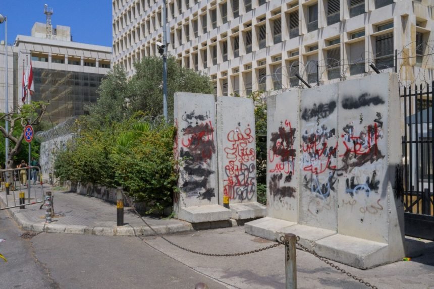 الحاكمية ترفع البطاقة الحمراء في وجه تمادي الدولة بالاستدانة: الاحتياط لن ينخفض سنتاً واحداً والجهود لتعزيز الاستقرار النقدي