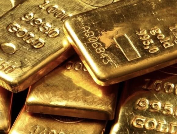 الذهب يرتفع والدولار يتراجع: هل بدأت نهاية عصر العملة الأمريكية؟