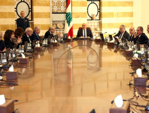 من يدفع الثمن ومن يستفيد من قانون الانتظام المالي؟