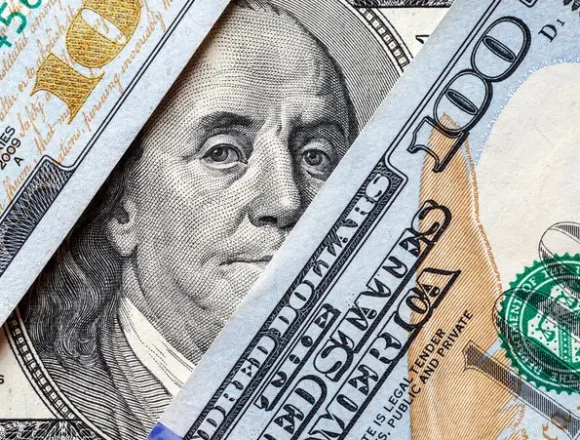 تراجع قيمة الدولار عالمياً: مخاطر اقتصادية.. وبدائل نقدية
