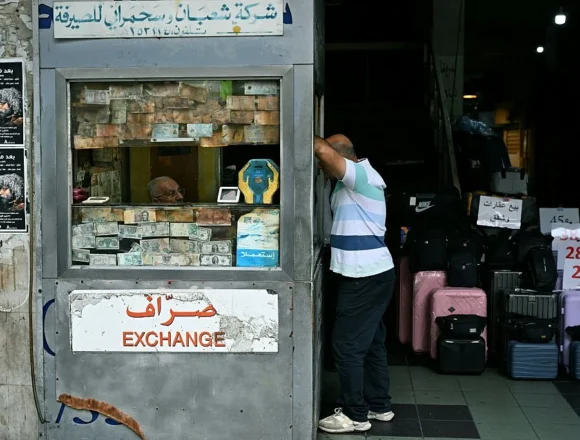 بين اقتصاد “الكاش” وبيع “الشيكات”.. اللبنانيون خارج عباءة المصارف