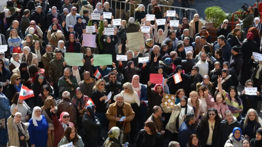 إضراب الموظفين رفضاً للضرائب: 60 بالمئة منهم بحاجة للتسريح