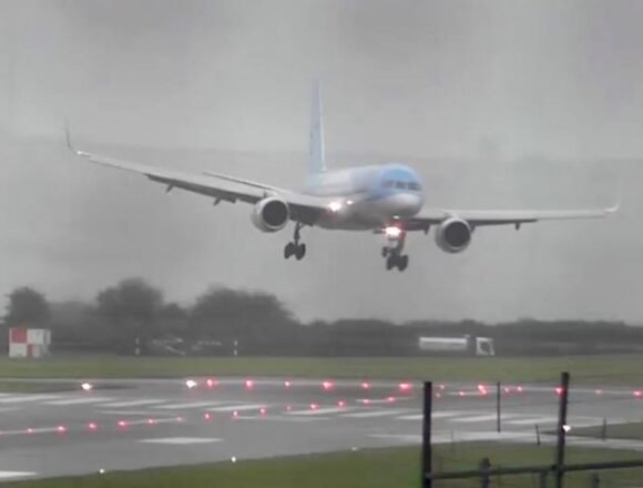 طائرة تهبط اضطراريا السياحة والسفر