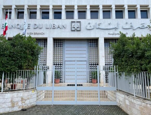 “جمهورية الكاش”… لبنان يفتح معركة ضبط الصرافين